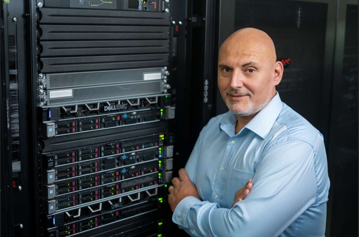 Smart Cloud vs International Cloud Providers: A Local Advantage for Smarter Hosting 